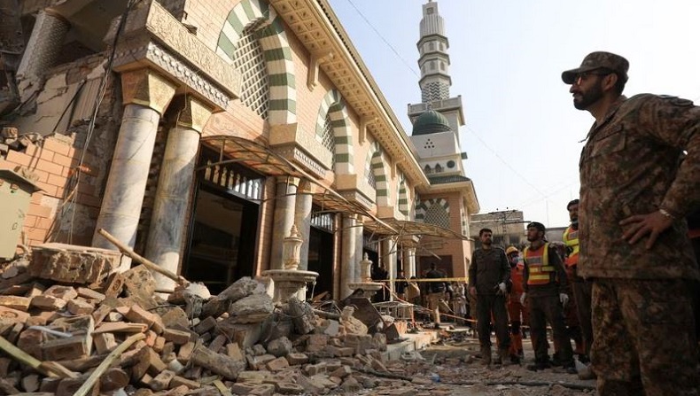 Korban Tewas dalam Bom Bunuh Diri di Masjid Pakistan Tembus 100 Orang, 97 Polisi