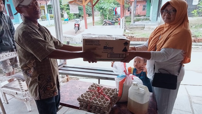 Warga Majalengka Serahkan Donasi Rp1 Juta ke Keluarga Terpidana Penganiayaan Kuwu