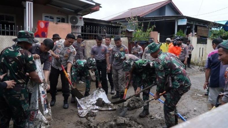 Ratusan Prajurit Kodam XIII/Merdeka-Polri Masih Kerja Bakti di Lokasi Bencana