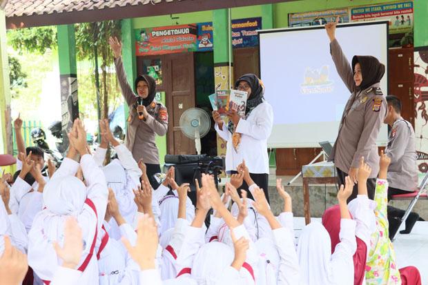 Marak Hoaks Penculikan Anak, Sat Binmas Polres Bantul Sambangi Sekolah Beri Edukasi