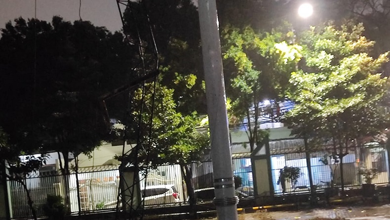 Angin Kencang, Antena Pemancar Radio hingga Baliho di Jakpus Roboh