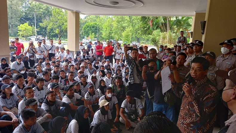 Duduk Persoalan MWA UNS Somasi Dekan FKOR Berbuntut Demo Ratusan Mahasiswa