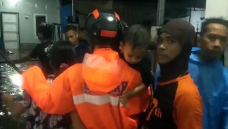 Parepare Dikepung Banjir, Ibu dan Balita Dievakuasi 
