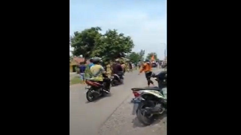 Viral Video Pengendara Mobil Sebar Uang di Jalanan Desa Jombang