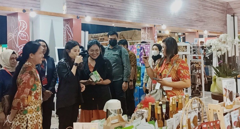 Angela Tanoesoedibjo Kunjungi TRAVEX 2023 di Yogyakarta, Ketagihan Cicipi Jamu dan Bacem Tempe Koro