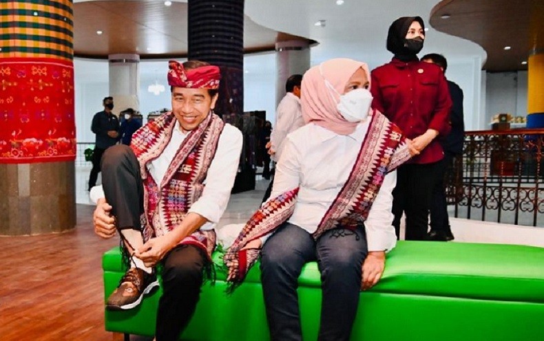 Cerita Jokowi Beli Sepatu Kets Tenun Bali, Menteri PUPR Basuki Tertarik Mencoba