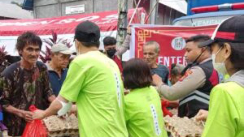 Kelenteng Kwan Kong Bersama Polresta Manado Salurkan Bantuan Sembako kepada Korban Banjir 