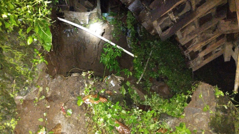 Gunungkidul Diguyur Hujan Deras, Motor Hanyut hingga Tanah Longsor 