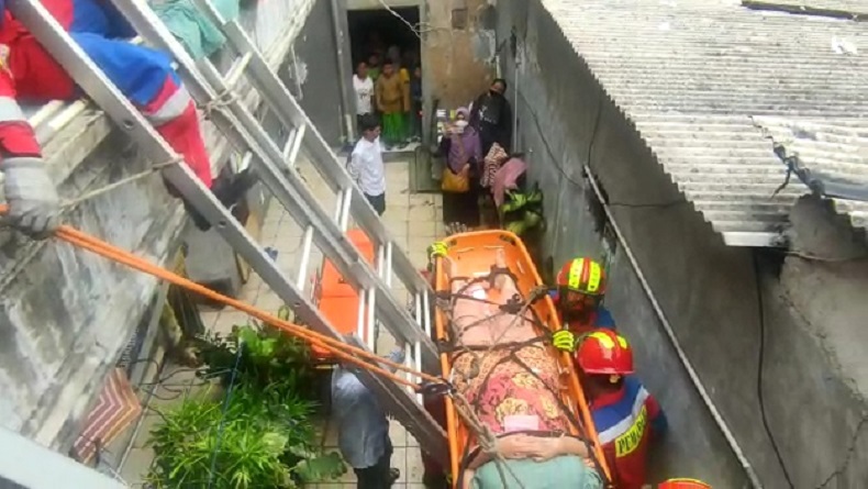 Tangga Rumahnya Curam, Ibu Hamil Dievakuasi Damkar dari Lantai Dua di Jaktim