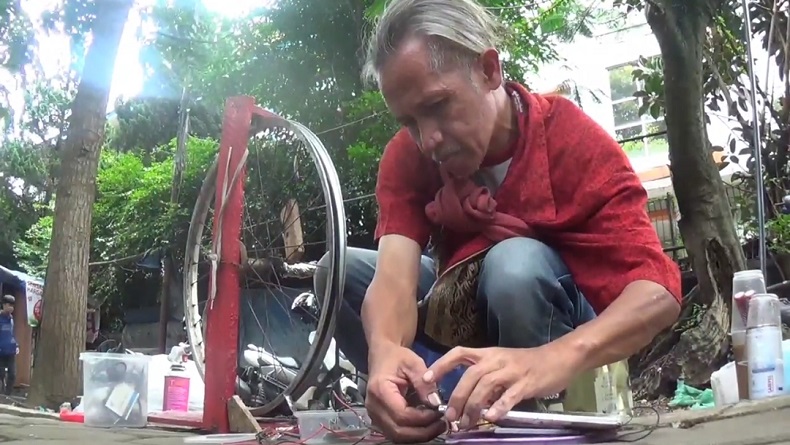 Kreatif, Warga Bandung Buat Inovasi Alat Pengisi Baterai Ponsel Manual dari Barang Bekas