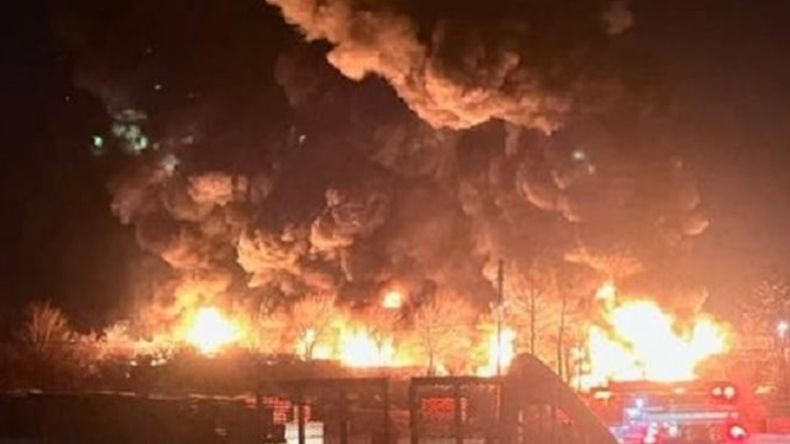 Kereta Barang Tergelincir Picu Kebakaran Hebat, Warga di Radius 1,6 Km Dievakuasi