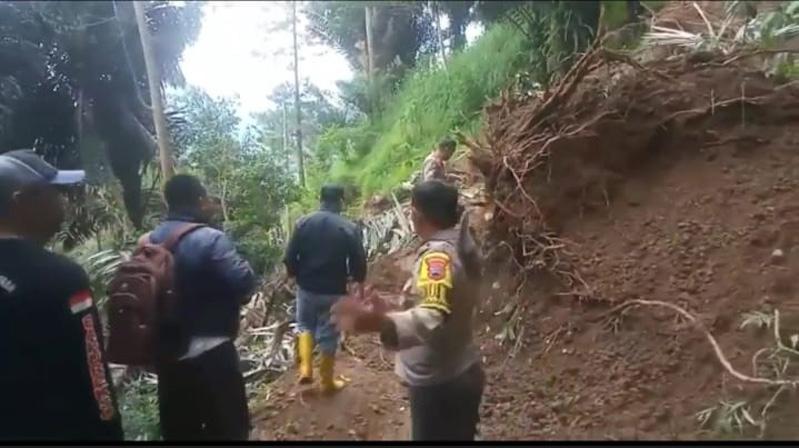 Jalan Utama Lebakbarang Tertimbun Longsor, Ratusan Warga 2 Dusun di Pekalongan Terisolasi