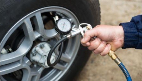 Cegah Ban Pecah, Cek Tekanan Angin Ideal Sesuai Jenis Mobil