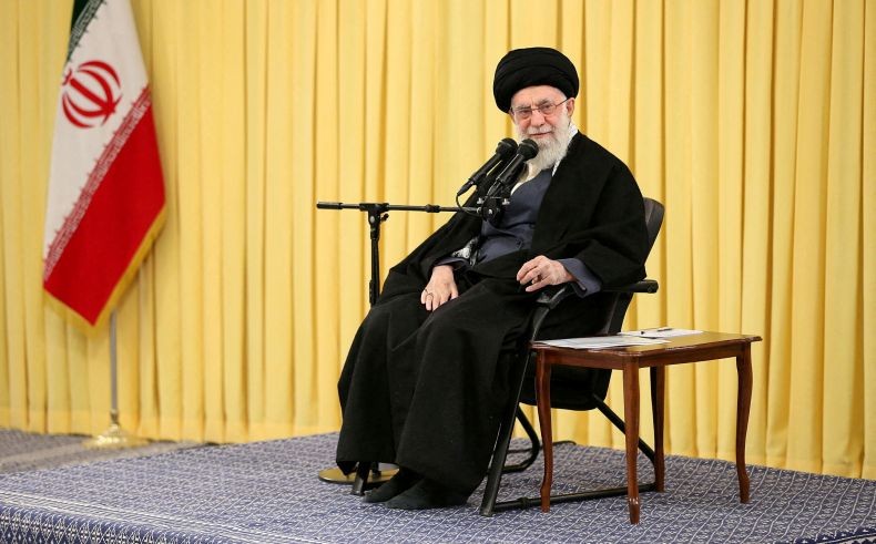 Ayatollah Ali Khamenei Sebut Pelaku Peracunan Siswi Harus Dihukum Mati