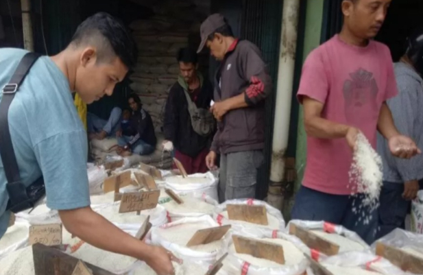 Pedagang Pasar Induk Cipinang Sepakat Jual Beras Bulog Maksimal Rp8.900 per Kg