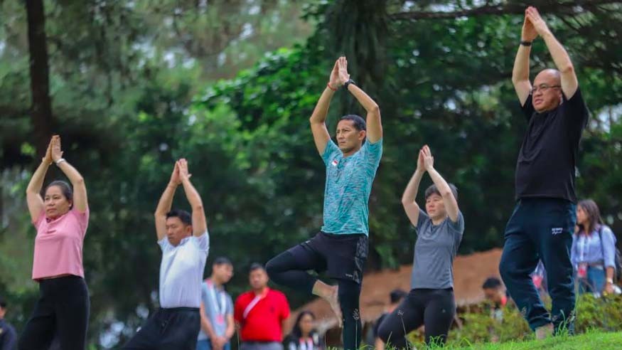 Menparekraf Sandiaga Uno dan Delegasi ASEAN Menikmati Yoga hingga Pijat Refleksi di Kawasan Borobudur 