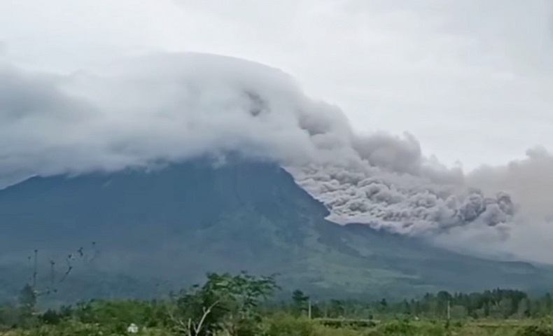 Gunung Semeru Erupsi Minggu Siang, Lontarkan Abu Vulkanik 1.500 Meter