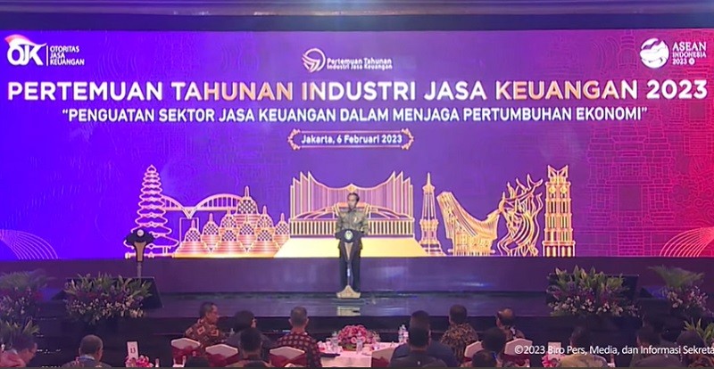 Jokowi Minta OJK Awasi Ketat Asuransi hingga Biro Haji   