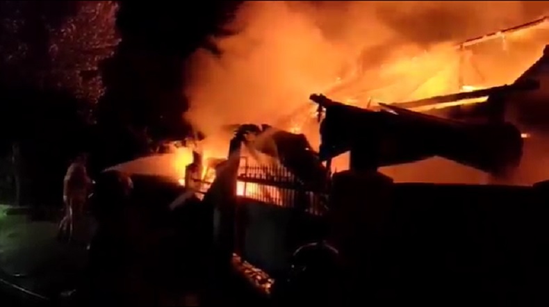 Rumah di Madiun Ludes Terbakar saat Penghuni Tidur Pulas, 2 Orang Luka 5 Kendaran Hangus 