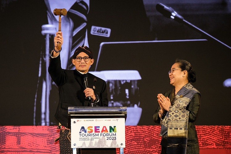  Menparekraf Resmi Serahkan Estafet Kepemimpinan ASEAN Tourism Forum ke Laos 