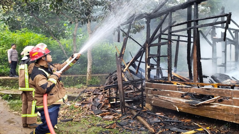 Rumah Ketua RT di Cibiuk Garut Terbakar, Penghuni Khawatir Api Merembet ke Tetangga 