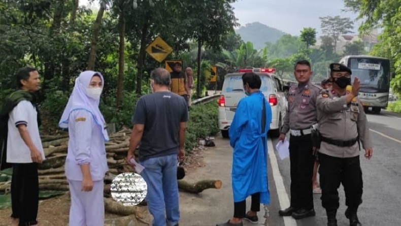 Mayat Pria Tergeletak di Pinggir Jalan Raya Limbangan Garut, Warga Geger