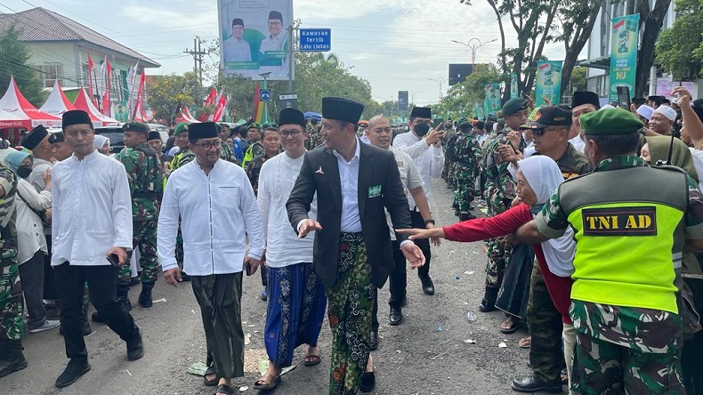 Pakai Jas Berlogo NU, AHY Jalan Kaki Sapa Ribuan Nahdliyin di Acara 1 Abad NU