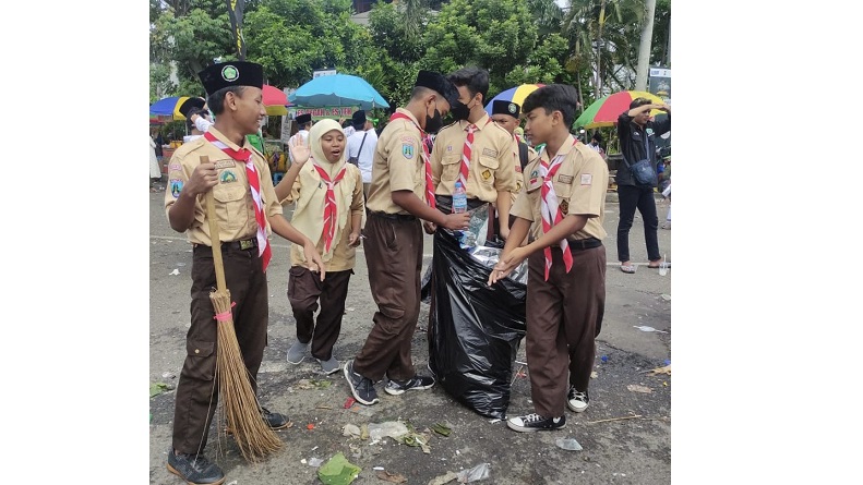 Potret Pasukan Semut Bantu Bersihkan Sampah di Puncak Resepsi 1 Abad NU