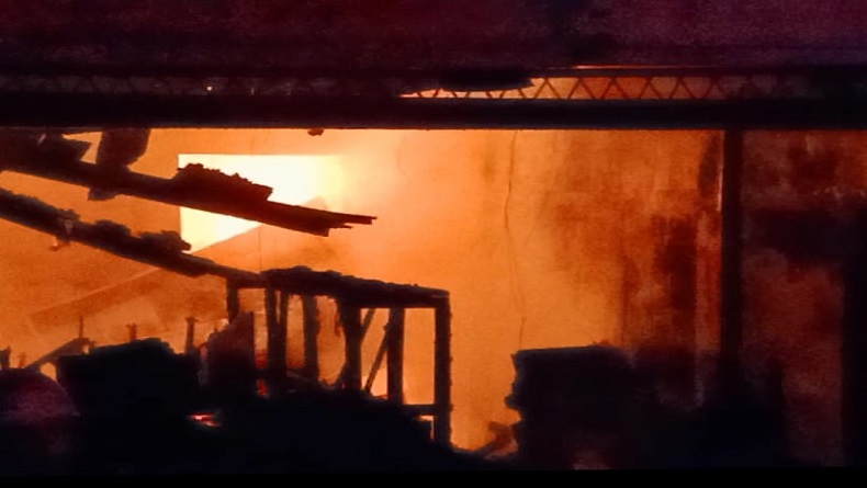 Toko Perabotan di Batu Bara Ludes Terbakar, Ratusan Warga Panik Takut Api Menjalar