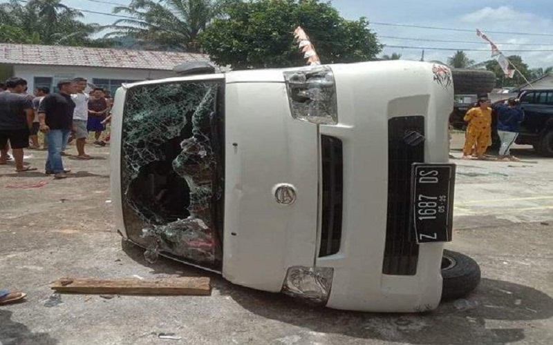 Gegara Hoaks Penculikan Anak, Warga Muratara Hancurkan Mobil Pedagang Pakaian dari Bandung