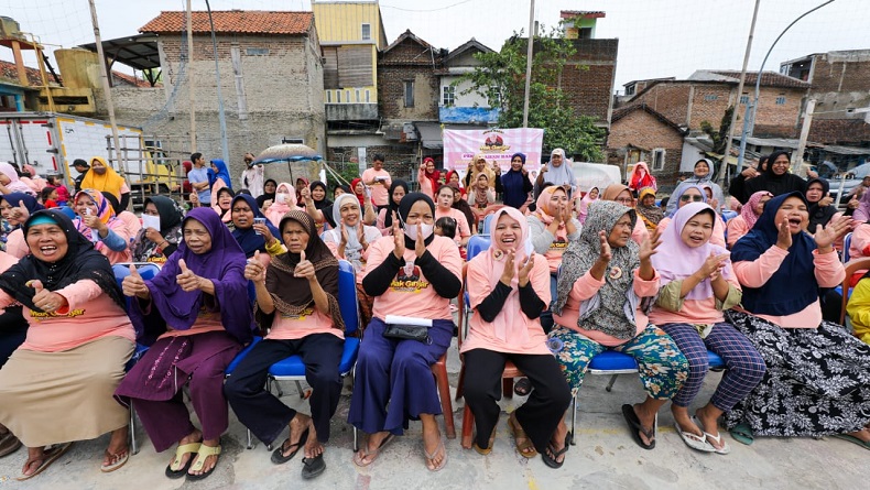 Puluhan Emak-Emak di Panyileukan Bandung Dapat Pelatihan Budi Daya Jangkrik