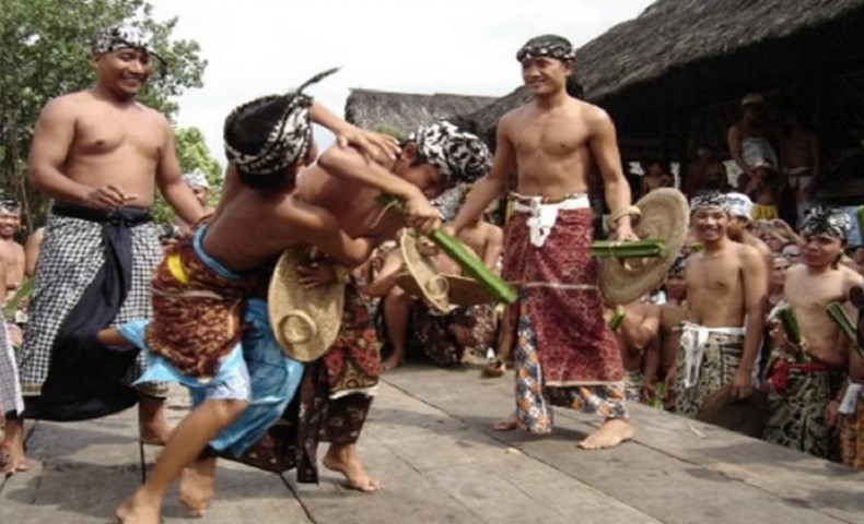 Perang Pandan Desa Tenganan, Tradisi Unik Hormati Dewa Perang di Bali