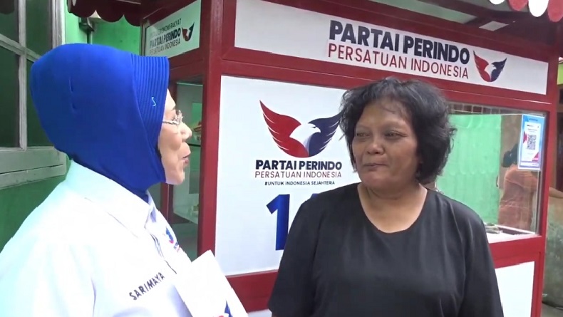 Pedagang Bakso Ikan di Bandung Semringah Terima Bantuan Gerobak dari Perindo