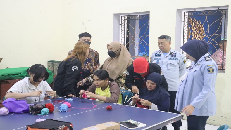 Napi Perempuan Penghuni Rutan Salatiga Antusias Ikuti Pelatihan Merajut
