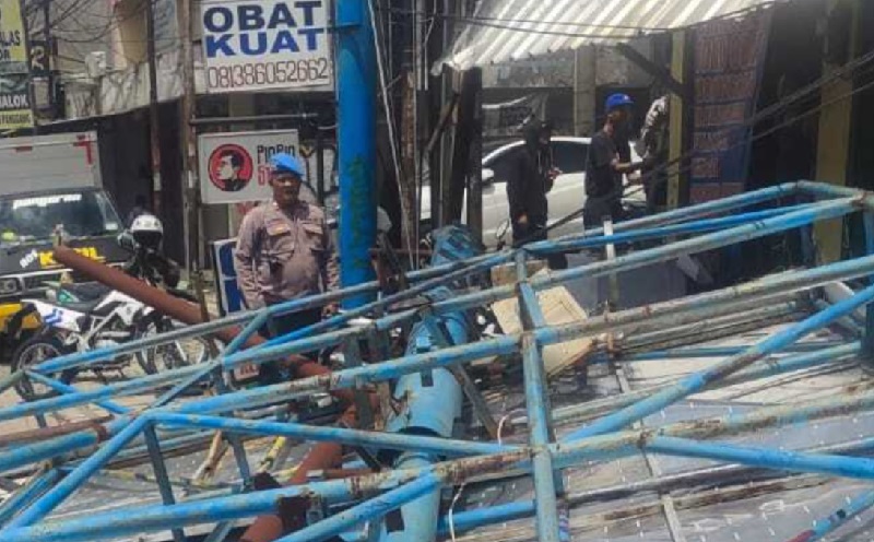 Angin Kencang Robohkan Papan Reklame di Pamulang Tangsel, 2 Motor Rusak Tertimpa