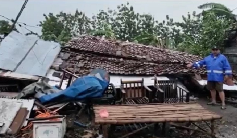 2 Rumah di Jombang Ambruk akibat Hujan Deras Disertai Angin Kencang, Ibu Hamil Selamat 