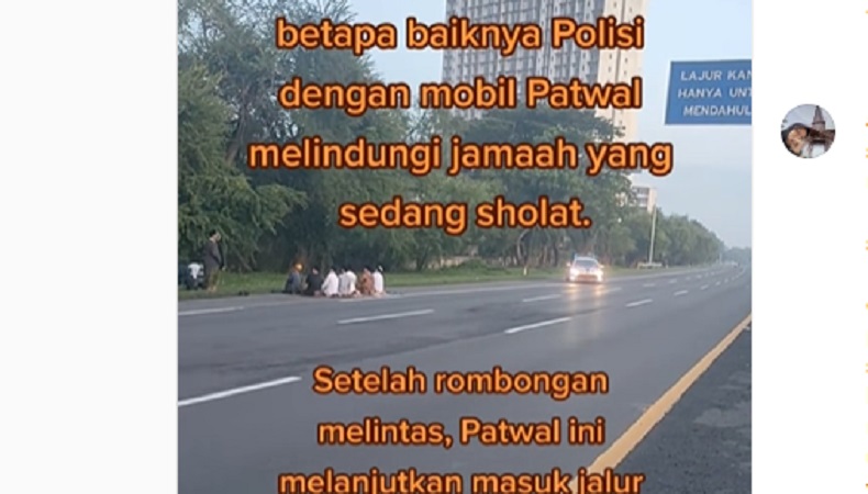 Viral Mobil Patwal Polisi Jaga Warga Salat Jemaah di Tepi Jalan Tol, Ini Faktanya 