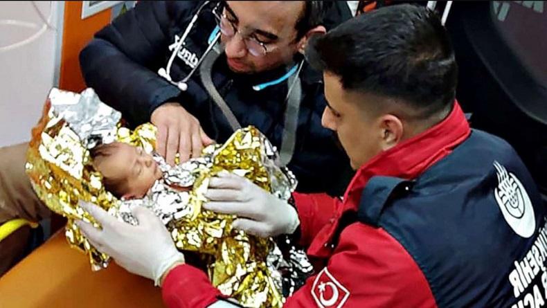 Ajaib! Bayi 10 Hari dan Ibunya Selamat setelah Terjebak Reruntuhan Bangunan 4 Hari