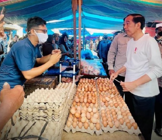 Kunjungi Pasar Batuphat Timur Aceh, Jokowi Cek Harga Komoditas sambil Belanja