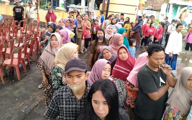 Ratusan Ibu-Ibu di Dukupuntang Cirebon Serbu Operasi Pasar Beras Murah