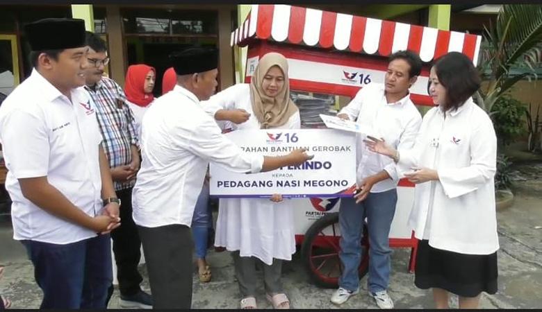 Bacaleg Partai Perindo Dapil Jateng 6 Bagikan Gerobak ke Penjual Sego Megono di Wonosobo