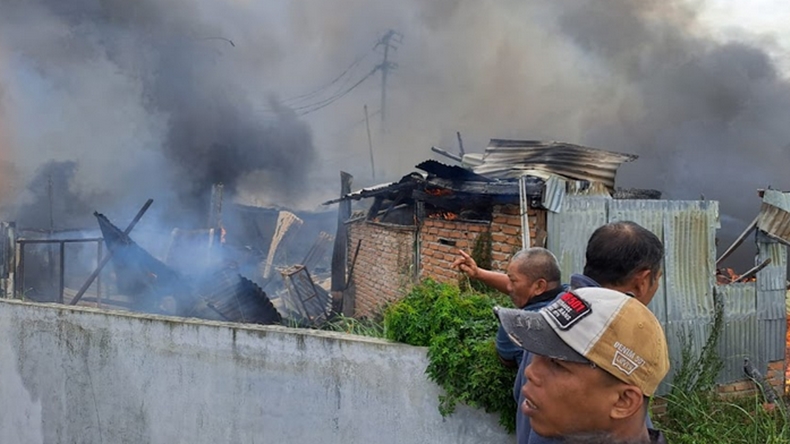 Kebakaran Hebat di Agam, 6 Toko dan 17 Kendaraan Ludes Dilalap Api
