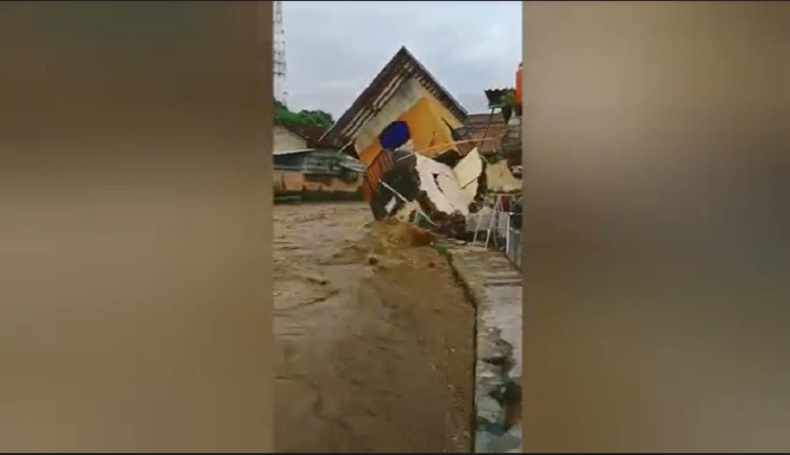 Ngeri, Detik-Detik Rumah di Banyuwangi Ambruk Tergerus Luapan Sungai