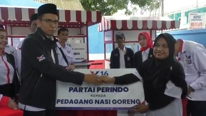 Peduli UMKM di Karawang, Partai Perindo Bagikan Gerobak Gratis