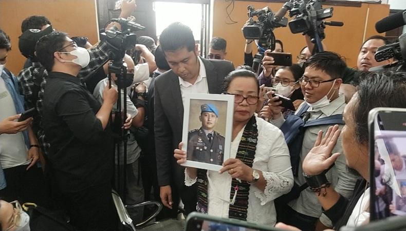 Keluarga Hadir di Ruang Sidang Vonis Ferdy Sambo, Ibunda Bawa Foto Brigadir J 