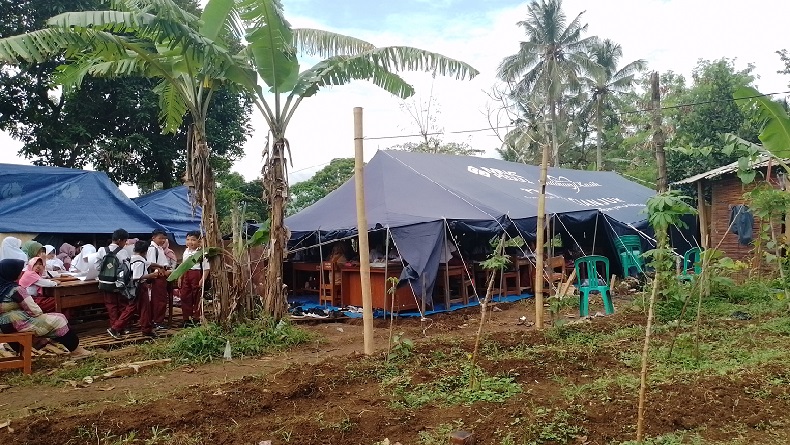 MNC Peduli Bantu Tenda Kelas Darurat untuk SDN Giriwinaya Cianjur