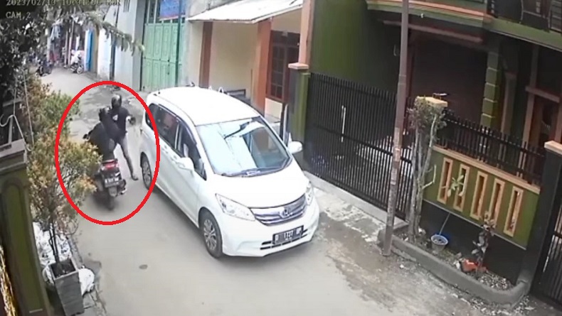 Viral Aksi Komplotan Begal Gasak Uang Puluhan Juta di Cigondewah Bandung