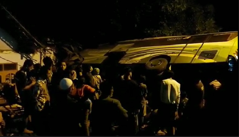 Kecelakaan di Pasuruan, Bus Rombongan TK Tabrak Rumah dan Musala, 15 Luka