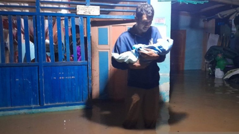 Warga Terdampak Banjir Gorontalo Utara Mengungsi ke Tempat Aman