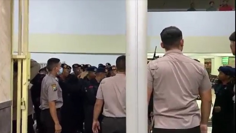 Viral Anggota Brimob Gaduh jelang Sidang Tragedi Kanjuruhan, Kapolda Diminta Beri Sanksi 